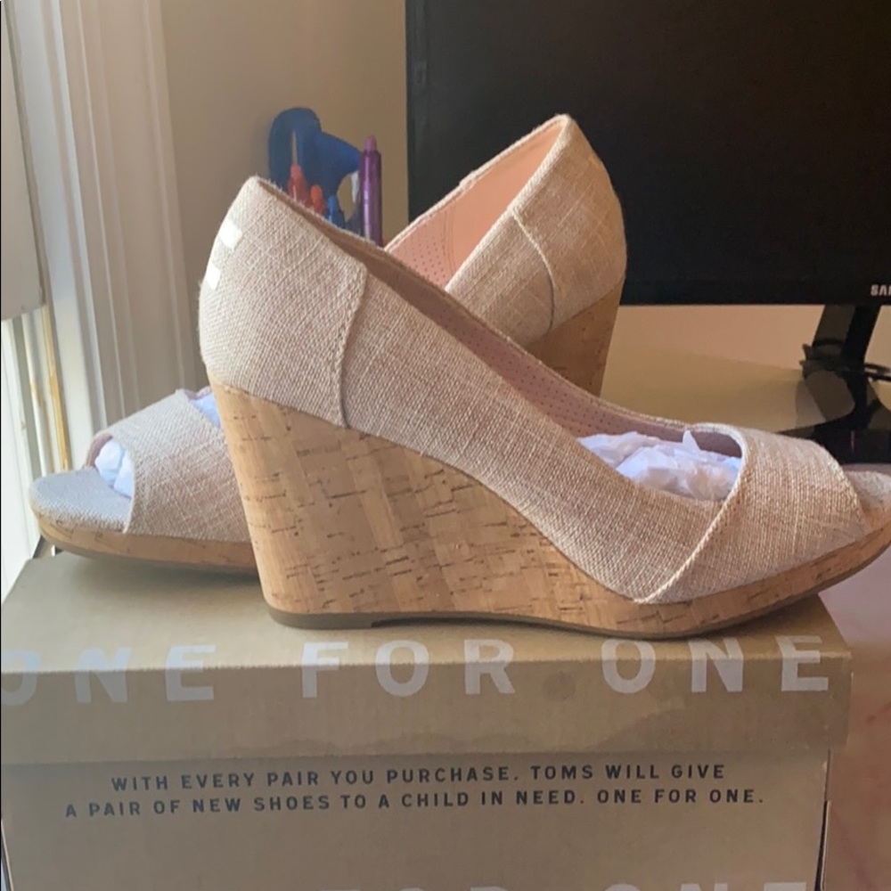 Toms 7.5 Stella Pale Pink Woven Wedges
